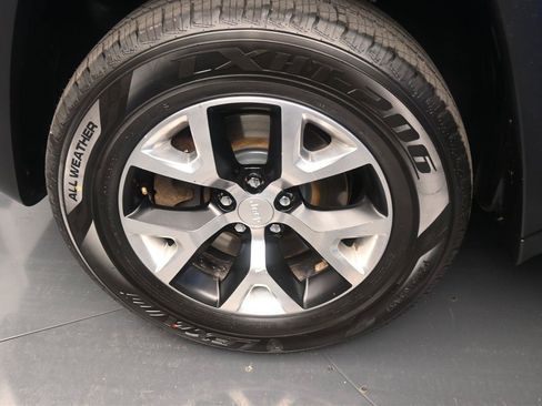 Used 2018 Jeep Cherokee Trailhawk w/ Cold Weather Group AWD/4WD image 16