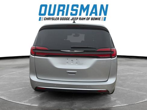 Used 2026 Chrysler Pacifica Select image 5
