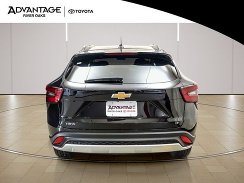 Used 2025 Chevrolet Trax LT w/ LT Convenience Package FWD image 6