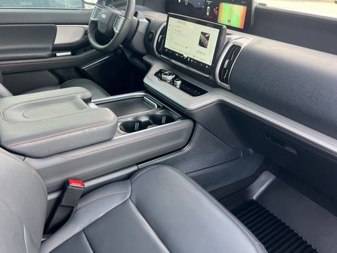 Used 2025 Ford Expedition Active AWD/4WD image 18