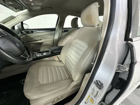 Used 2018 Ford Fusion SE w/ Fusion SE Technology Package FWD image 11