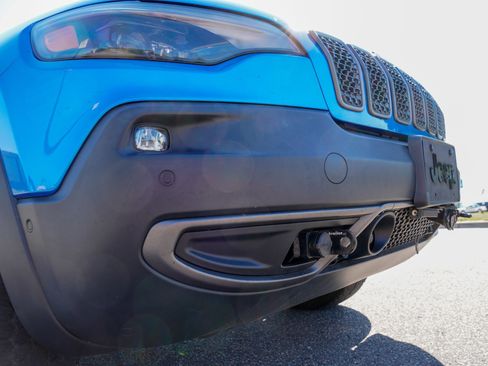 Used 2019 Jeep Cherokee Trailhawk AWD/4WD image 25