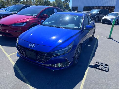 Used 2023 Hyundai Elantra Limited image 1