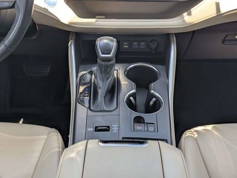 Used 2022 Toyota Highlander XLE AWD/4WD image 19