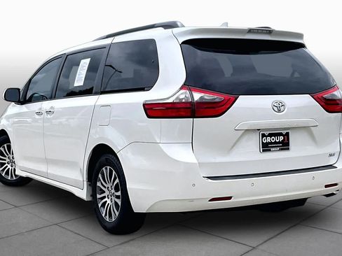 Used 2020 Toyota Sienna XLE Premium FWD image 11