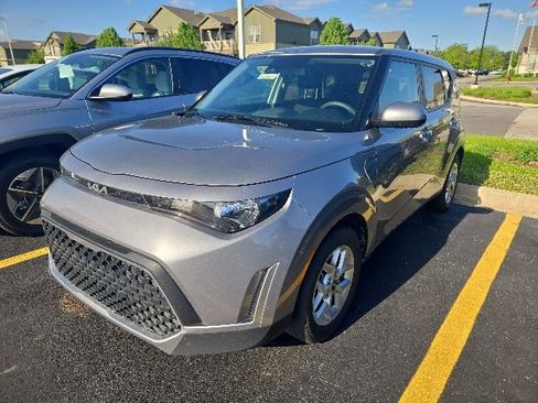 Used 2025 Kia Soul LX w/ LX Technology Package FWD image 3