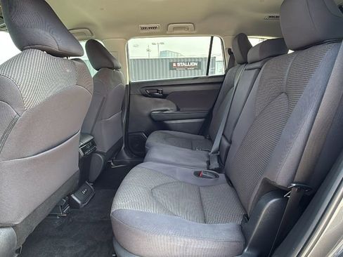 Used 2024 Toyota Highlander LE FWD image 15