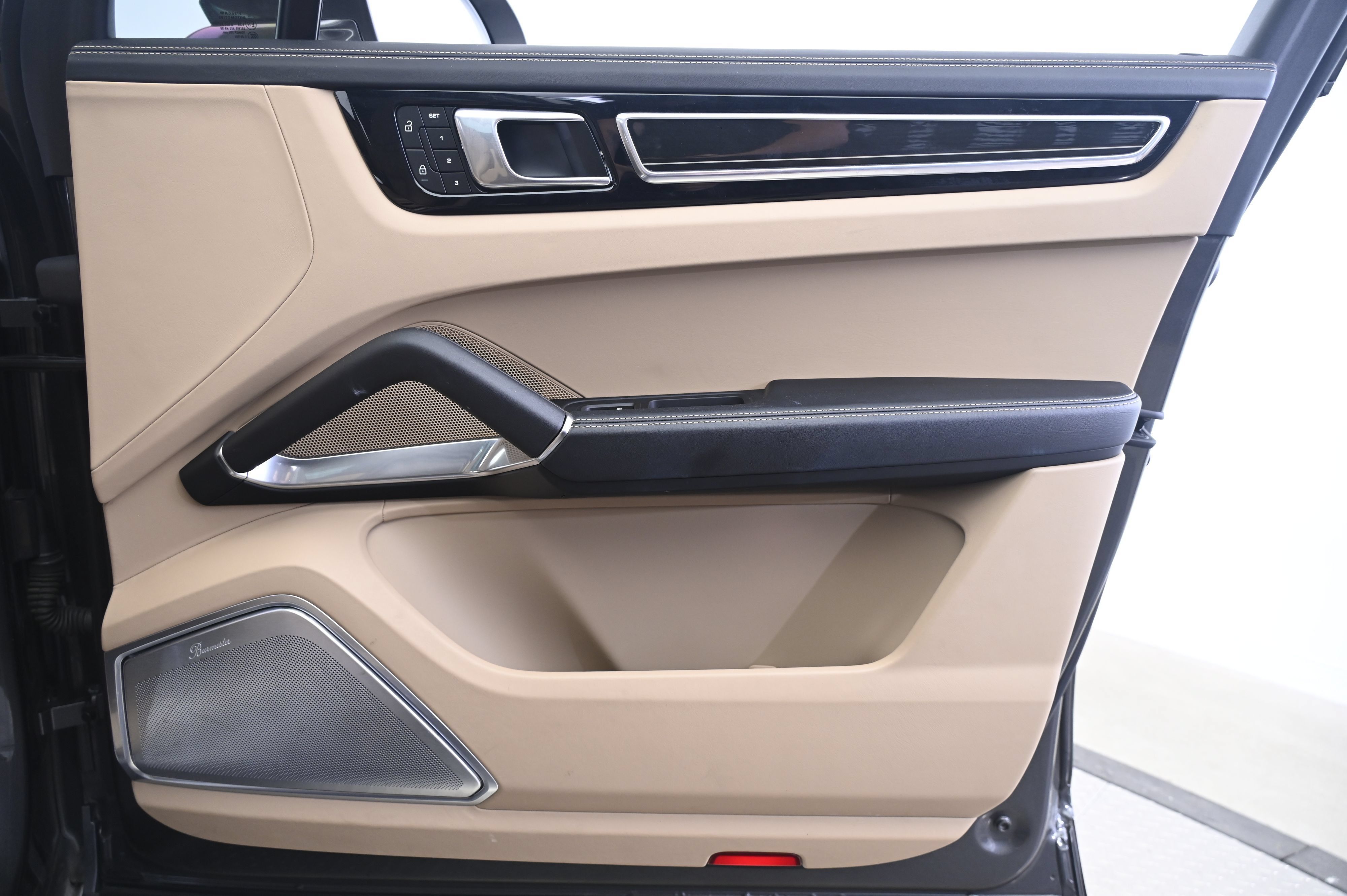 Certified 2023 Porsche Cayenne Turbo AWD/4WD image 20