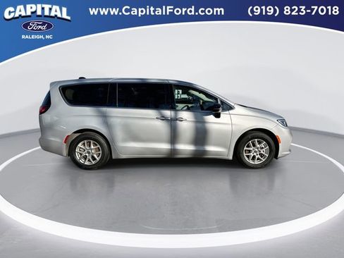 Used 2024 Chrysler Pacifica Touring-L image 9