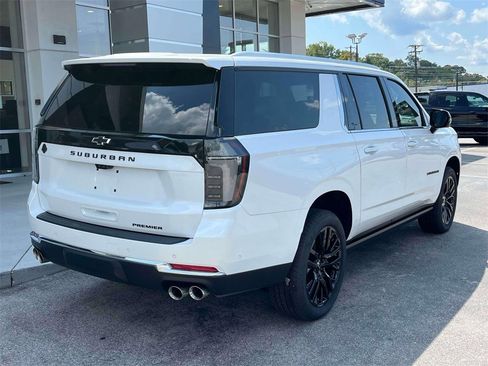 Used 2025 Chevrolet Suburban Premier image 3