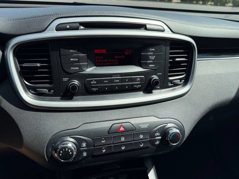 Used 2017 Kia Sorento L image 11