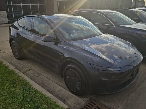 Used 2026 Tesla Model Y AWD image 3
