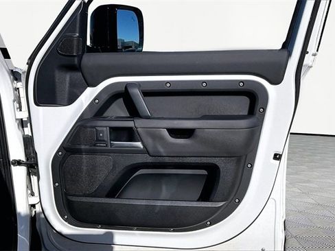 Used 2025 Land Rover Defender 110 S image 19