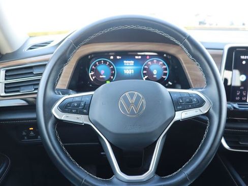 Used 2025 Volkswagen Atlas SE image 18