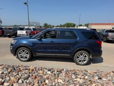 Used 2016 Ford Explorer XLT w/ Equipment Group 202A AWD/4WD image 4