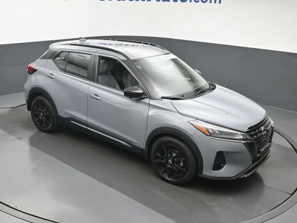 Used 2023 Nissan Kicks SR w/ SR Premium Package FWD image 3
