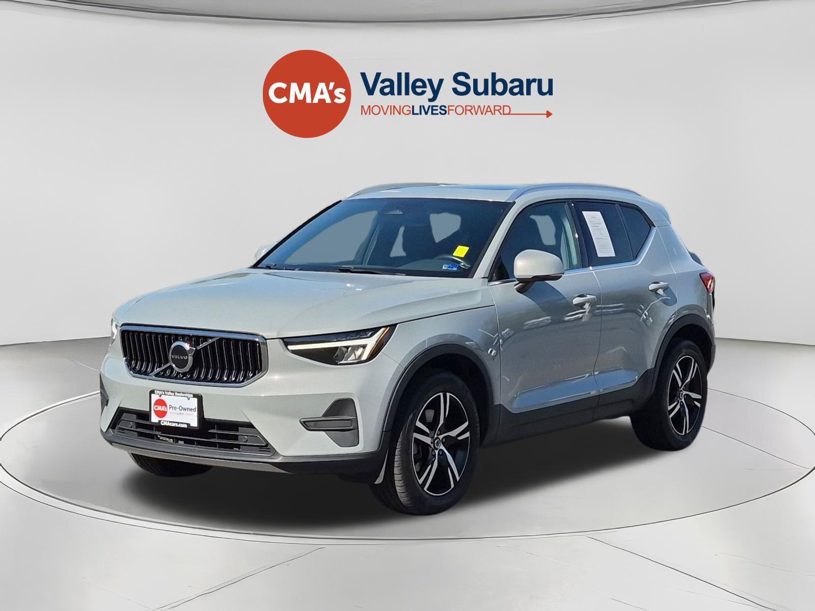 Used 2024 Volvo XC40 B5 Core AWD/4WD image 1
