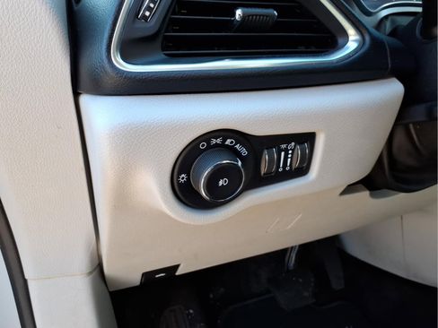 Used 2019 Chrysler Pacifica Touring-L Plus image 18