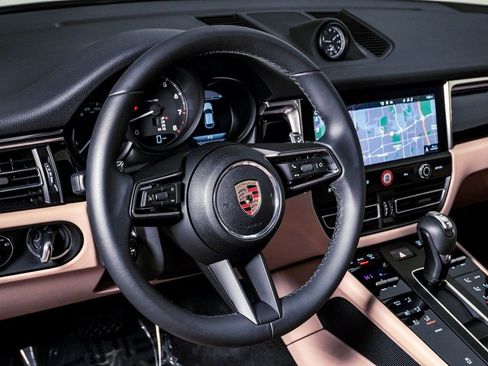 Certified 2025 Porsche Macan AWD/4WD image 18