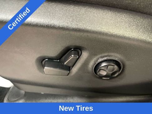 Used 2025 Chrysler Pacifica Limited FWD image 12