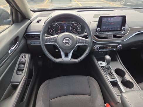 Used 2025 Nissan Altima 2.5 SV FWD image 8