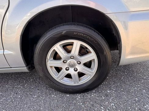 Used 2011 Chrysler Town & Country Touring image 2