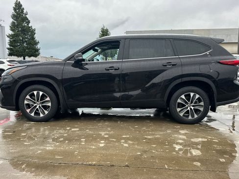 Used 2021 Toyota Highlander XLE image 6