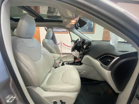 Used 2020 Jeep Cherokee Limited FWD image 17