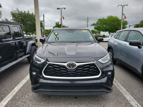 Used 2021 Toyota Highlander XLE FWD image 2