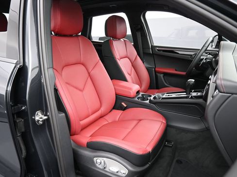 Certified 2026 Porsche Macan AWD/4WD image 31