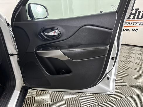 Used 2019 Jeep Cherokee Limited FWD image 27