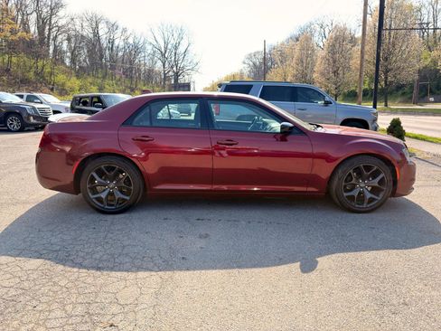 Used 2020 Chrysler 300 Touring w/ Sport Appearance Package image 4