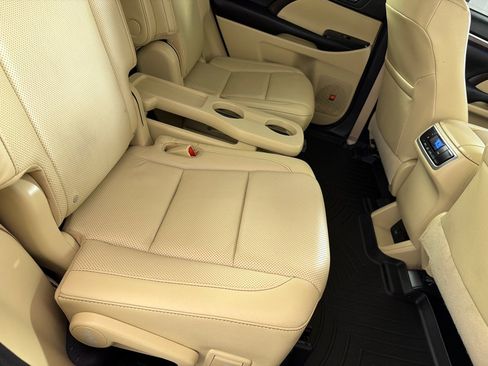 Used 2016 Toyota Highlander Limited FWD image 23