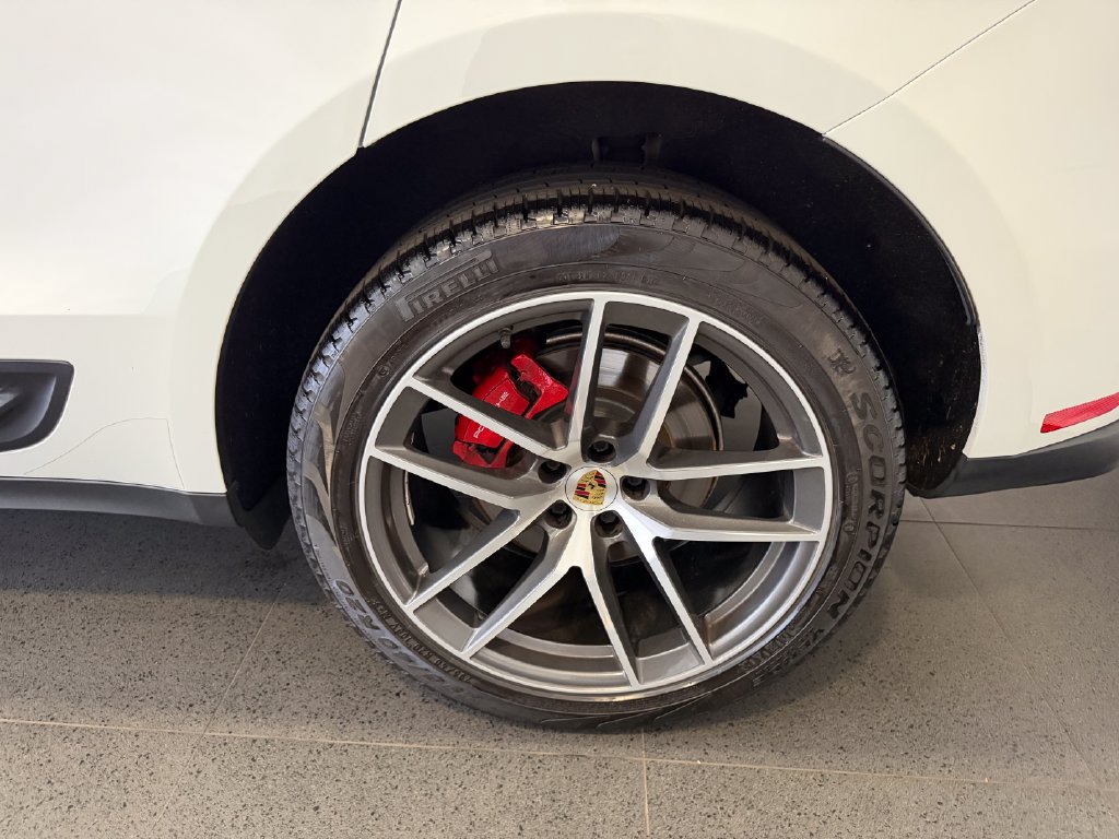 Certified 2022 Porsche Macan S AWD/4WD image 11