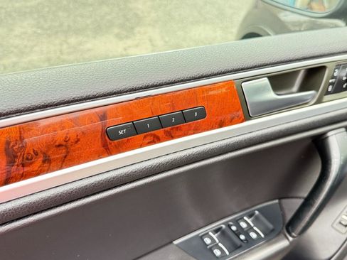 Used 2012 Volkswagen Touareg VR6 image 17