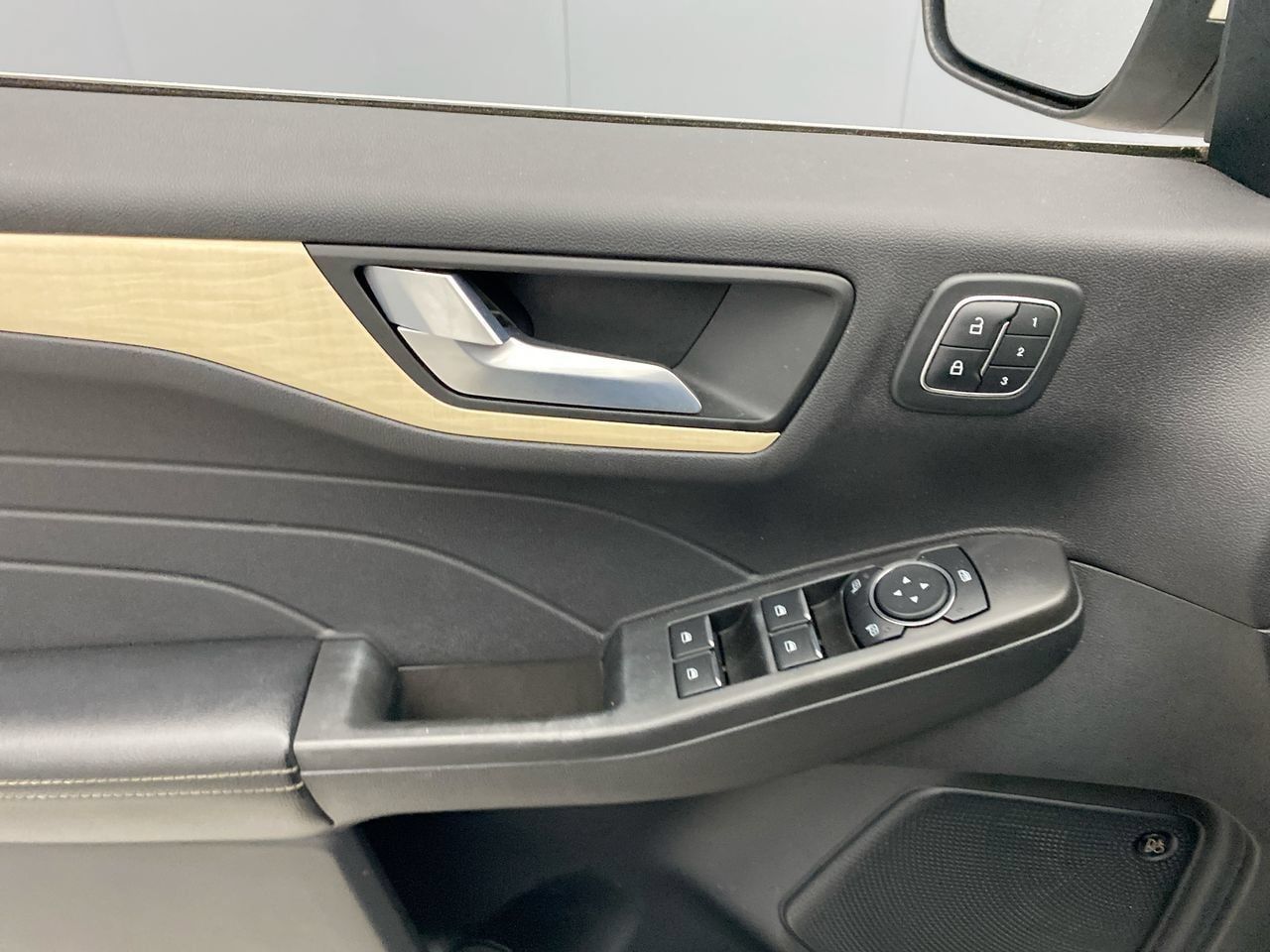 Used 2021 Ford Escape Titanium w/ Titanium Elite Package AWD/4WD image 12