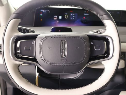 New 2026 Lincoln Navigator Premiere AWD/4WD image 3