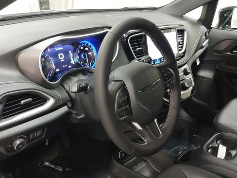 New 2026 Chrysler Pacifica Select image 17