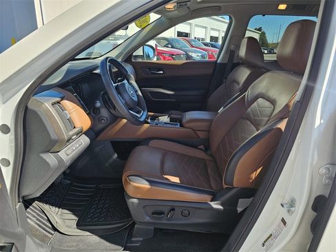Used 2024 Nissan Pathfinder Platinum w/ Black Appearance Package image 23