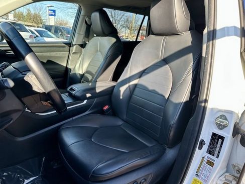 Used 2020 Toyota Highlander XLE image 13