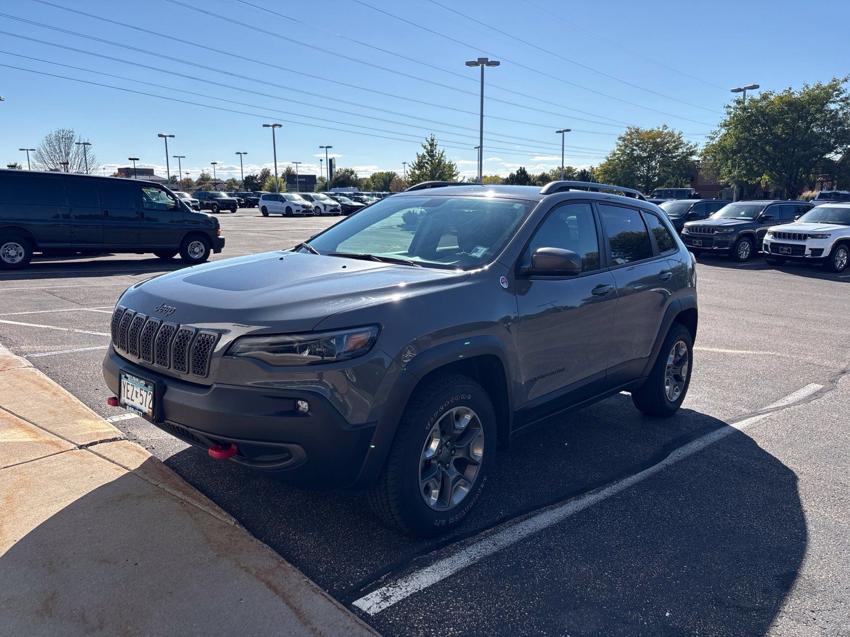 Used 2019 Jeep Cherokee Trailhawk w/ Cold Weather Group AWD/4WD image 1