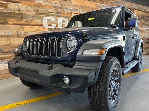 Used 2025 Jeep Wrangler Sport AWD/4WD image 2