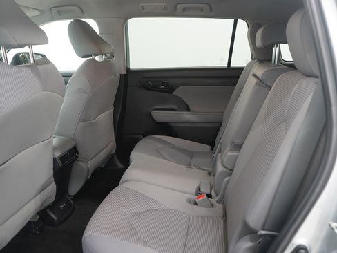 Used 2023 Toyota Highlander LE image 16