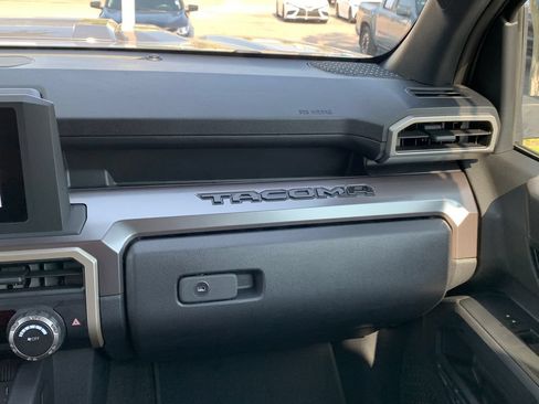 Used 2025 Toyota Tacoma TRD Sport AWD/4WD image 21