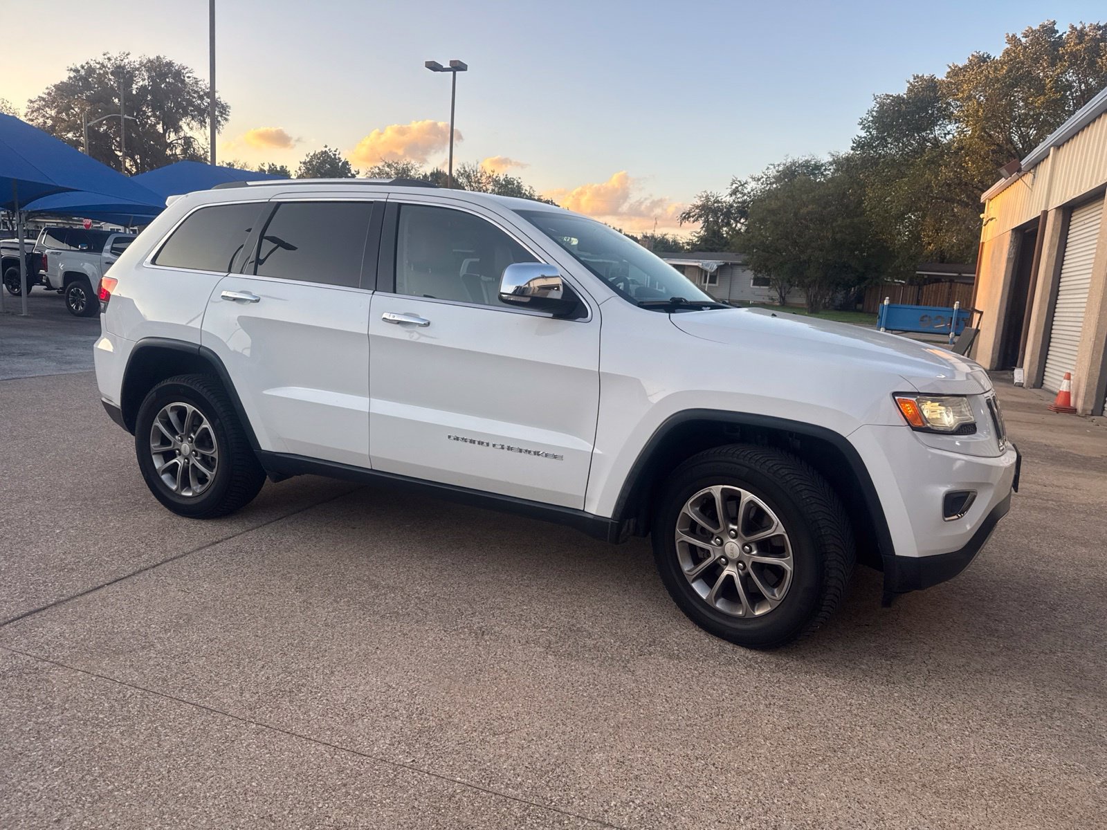 Used 2014 Jeep Grand Cherokee Limited w/ Luxury Group II AWD/4WD image 3