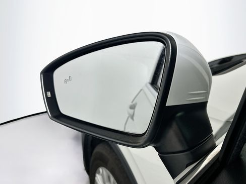 Used 2018 Volkswagen Tiguan SE w/ Panoramic Sunroof Package AWD/4WD image 16