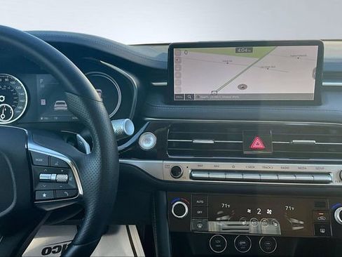Used 2025 Genesis G70 2.5T image 10