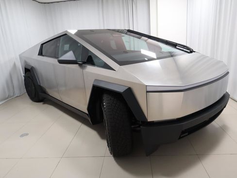 Used 2024 Tesla Cybertruck AWD Crew Cab image 7