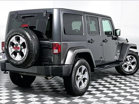 Used 2017 Jeep Wrangler Unlimited Sahara w/ Dual Top Group AWD/4WD image 12