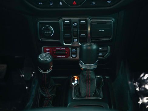 Used 2023 Jeep Wrangler Unlimited Rubicon w/ Dual Top Group AWD/4WD image 17